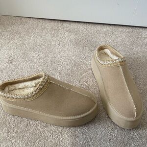 Talulah Tazza Platform
Cozy Tan Slip-On Women's Shoes
Size 10